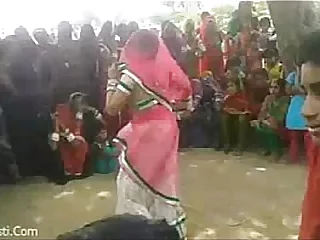 Bhabhiji Dancing Beyond everything Bhojpuri Like In Gaon(videomasti.com)
